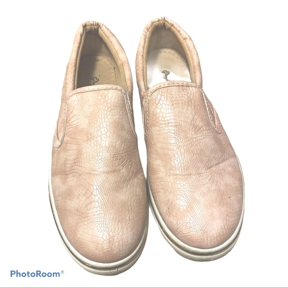 Barely worn light pink slip ons - Picture 3 of 3